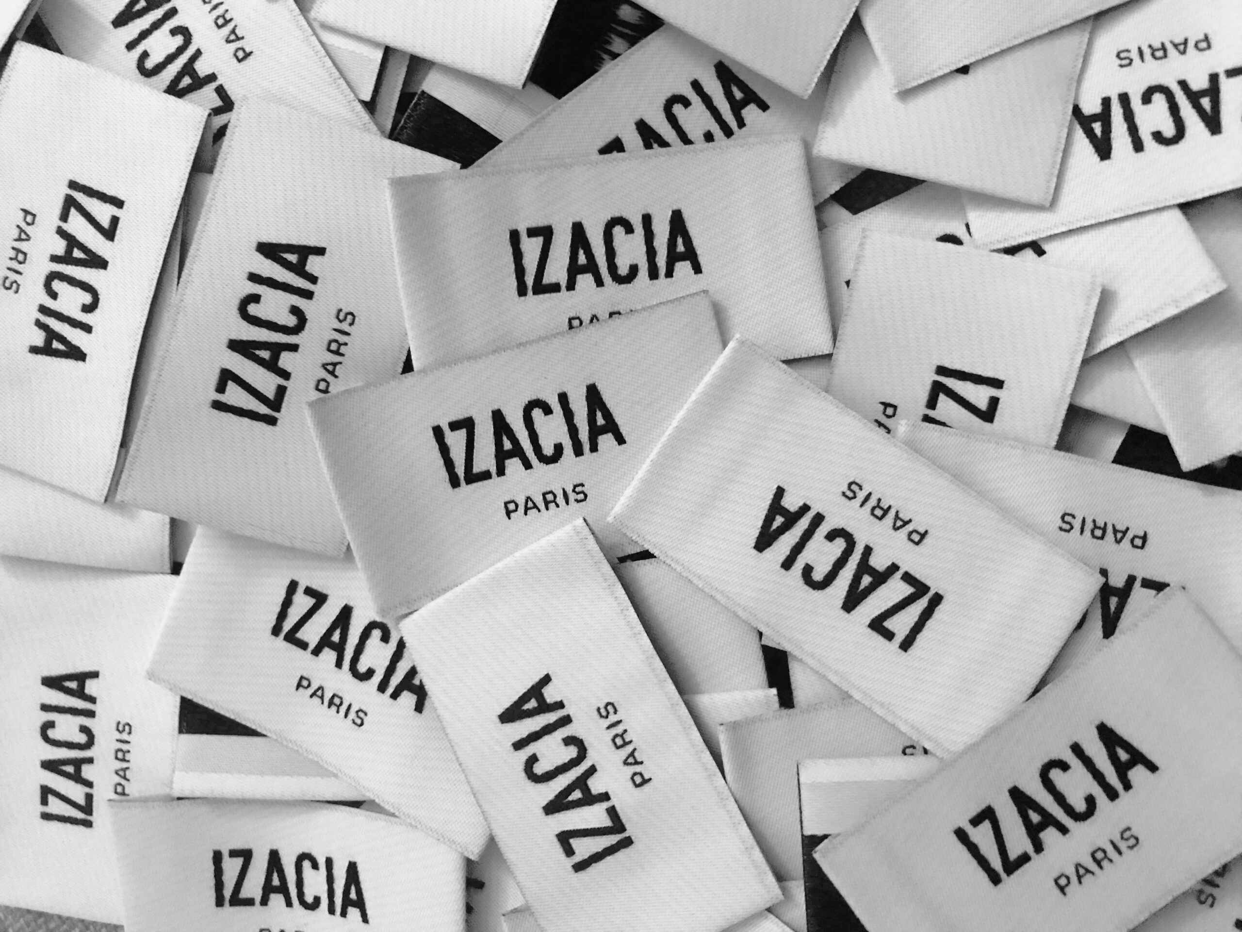 IZACIA Paris est une marque de tailleurs féminin écoresponsable, inclusif et made in France.