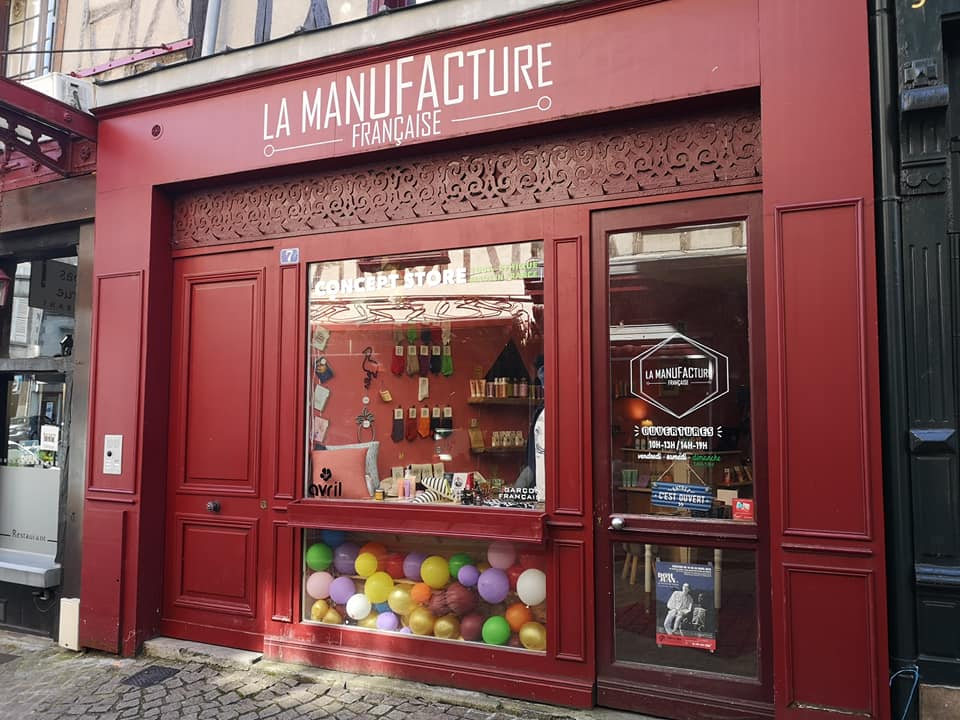 Vitrine de La Manufacture Française à Limoges