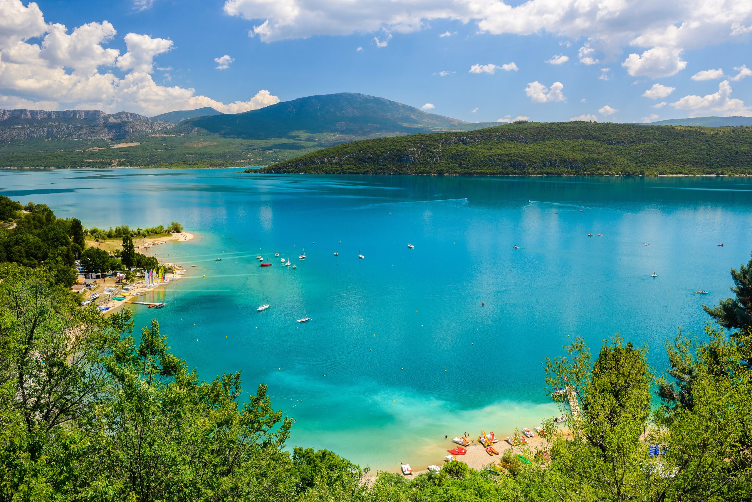 10 des plus beaux lacs de France à découvrir absolument !