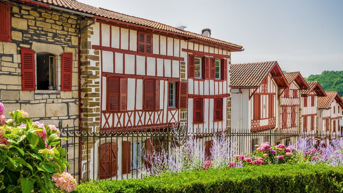 D’où vient l’architecture si unique des maisons du Pays Basque ?