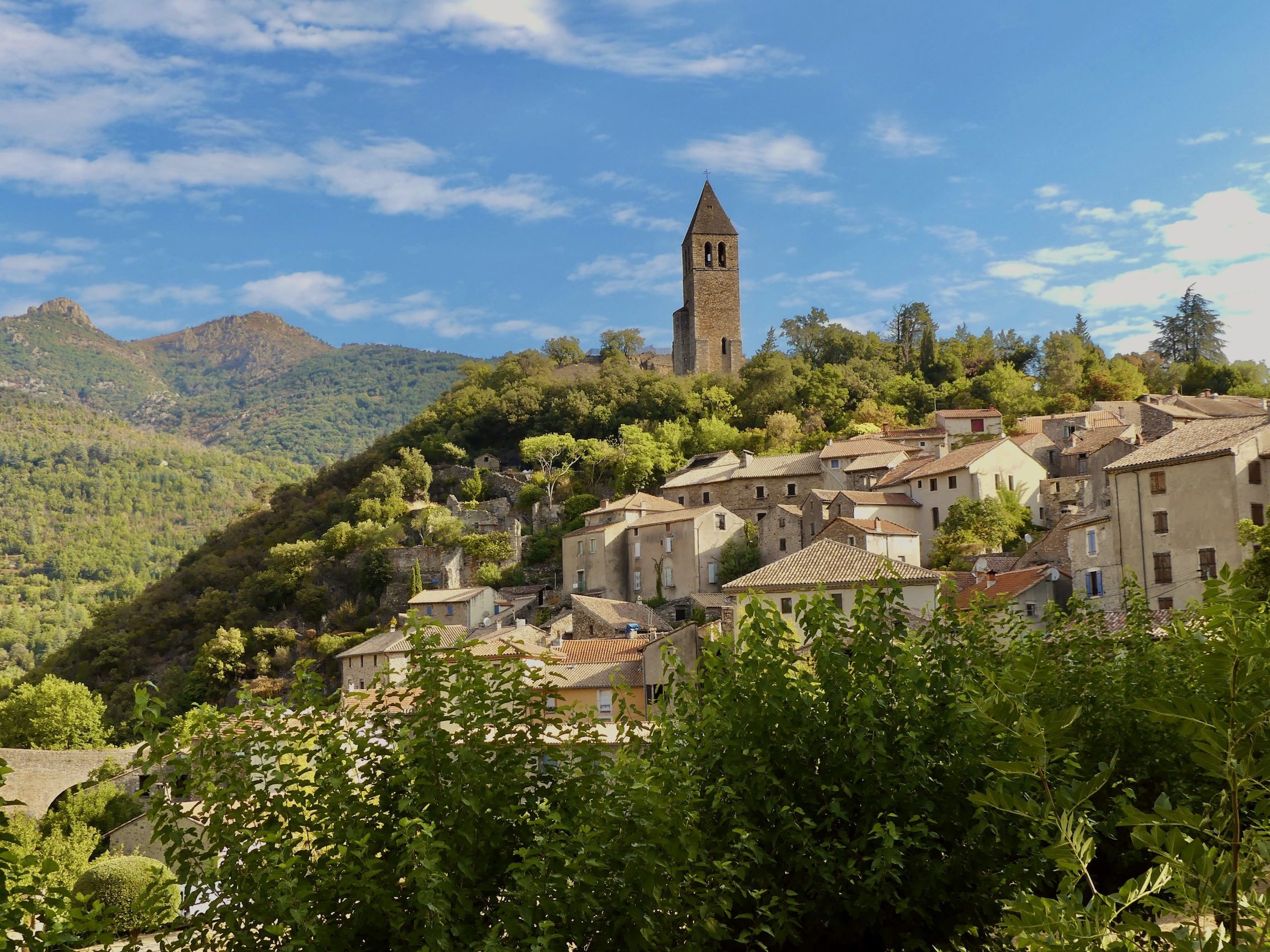 Visiter Olargues, village médiéval suspendu entre rivière et montagne
