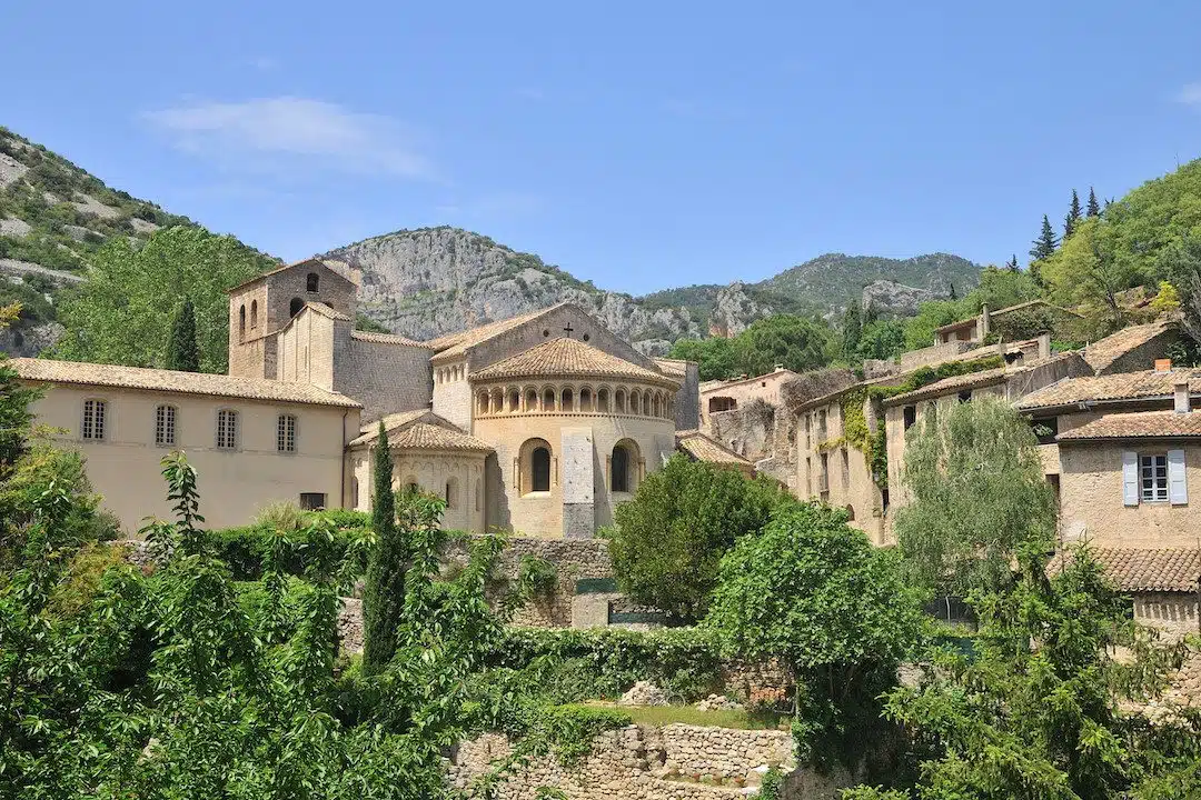 Visiter Saint-Guilhem-le-Désert : le joyau médiéval au coeur de l'Hérault